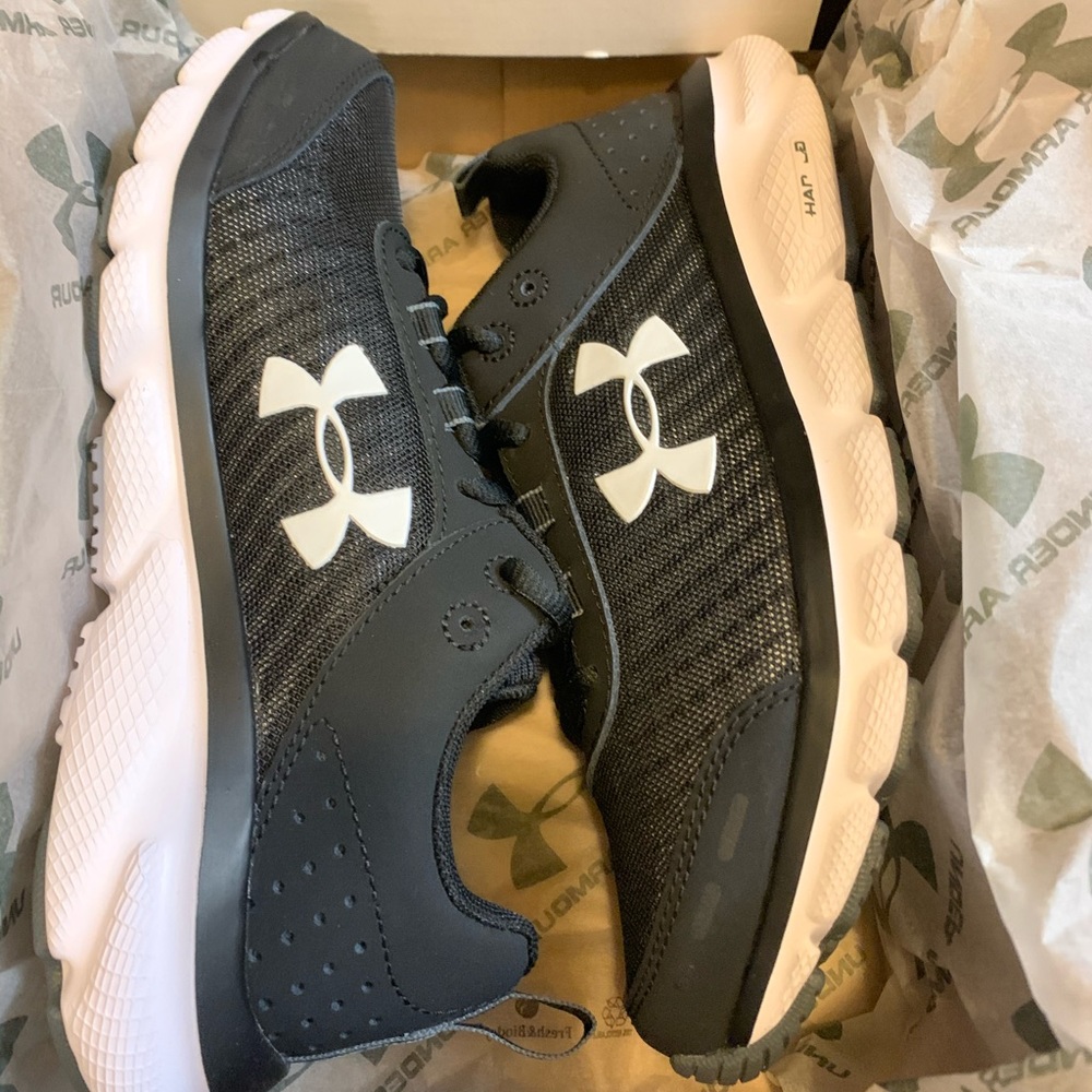BNIB Under Armour tennis shoes